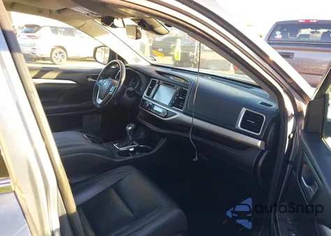 2018 Toyota Highlander Xle z USA, uszkodzony, nr VIN 5TDJZRFH1JS490555